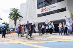 OAB-GO: a poucos minutos do fim da eleição, candidatos conversam com indecisos (Foto: Jucimar de Sousa)