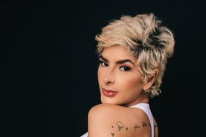 Lary Bottino nega estar com Covid e pede desculpas por sair