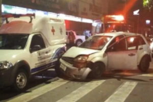 Acidente: mãe e filho são arremessados de ambulância em Goiânia