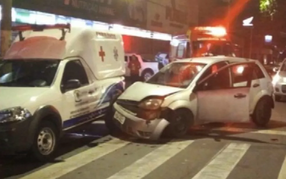 Acidente: mãe e filho são arremessados de ambulância em Goiânia