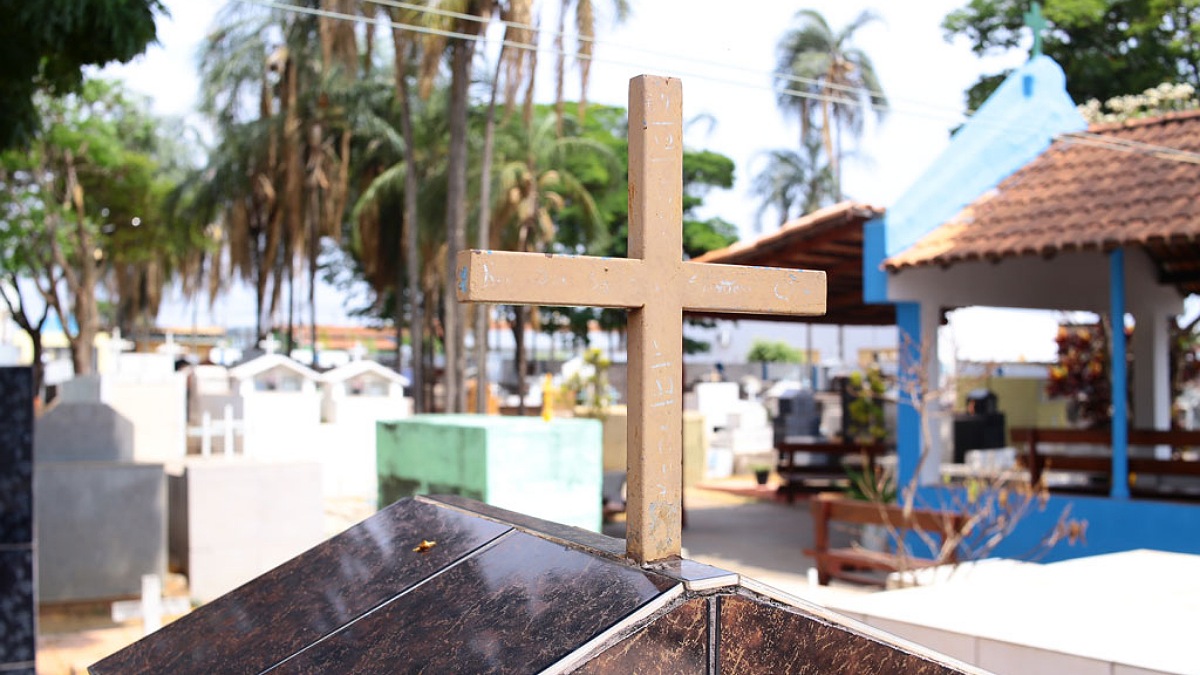 Jazigo em cemitério de Aparecida de Goiânia com cruz em primeiro plano - Missas e cemitérios de Aparecida de Goiânia têm horário especial para Dia de Finados