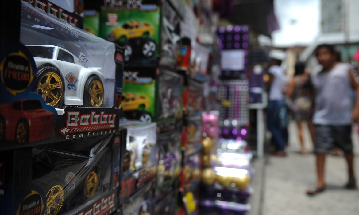Falta de insumos provoca escassez de brinquedos e eletrônicos em Goiânia