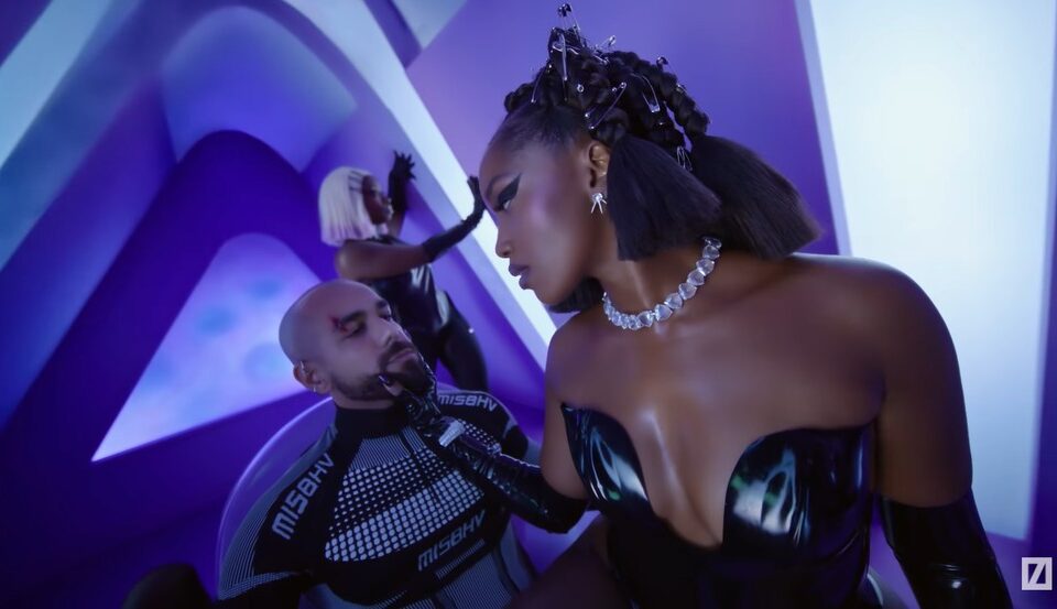 Iza e Sérgio Santos abusam da sensualidade