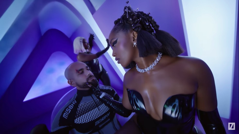 Iza e Sérgio Santos abusam da sensualidade