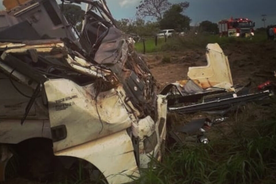 Motorista capota caminhão ao perder freio em rotatória de Luziânia