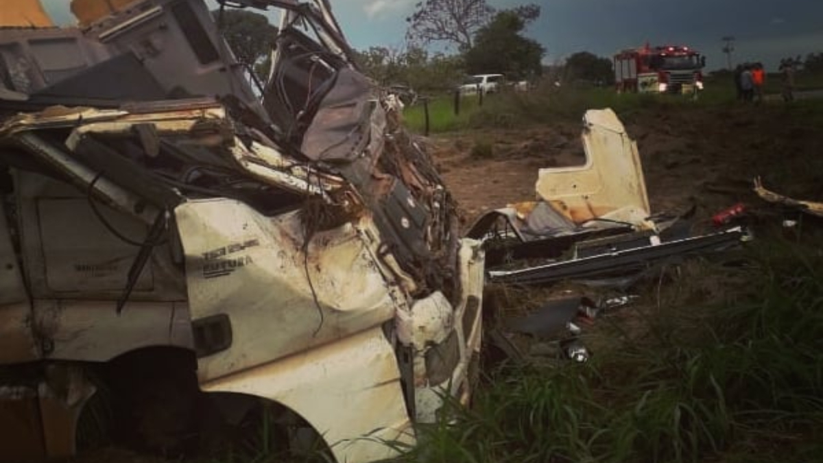 Motorista capota caminhão ao perder freio em rotatória de Luziânia