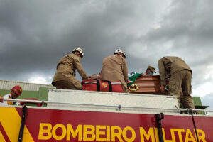 Iris deixa o Palácio e segue para o Cemitério Santana