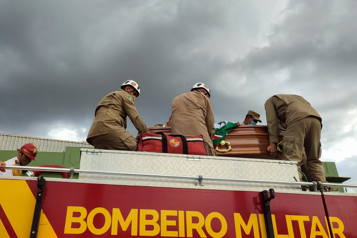 Iris deixa o Palácio e segue para o Cemitério Santana