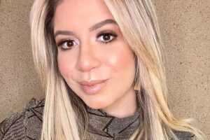 A morte repentina da cantora e compositora Marília Mendonça, de 26 anos, deixou o Brasil em luto nesta sexta-feira (5). Ela e outras quatro pessoas sofreram um acidente de avião, no interior de Minas Gerais, e vieram a óbito. Famosos compartilharam, através das suas redes sociais, fotos e textos em homenagem a cantora. -Famosos lamentam morte da cantora Marília Mendonça