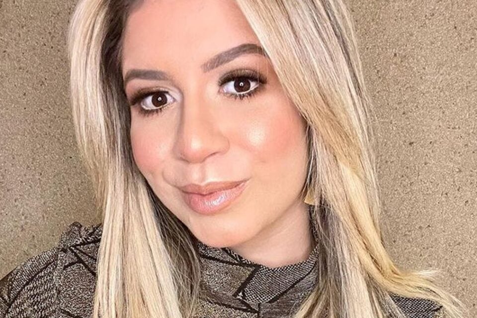 A morte repentina da cantora e compositora Marília Mendonça, de 26 anos, deixou o Brasil em luto nesta sexta-feira (5). Ela e outras quatro pessoas sofreram um acidente de avião, no interior de Minas Gerais, e vieram a óbito. Famosos compartilharam, através das suas redes sociais, fotos e textos em homenagem a cantora. -Famosos lamentam morte da cantora Marília Mendonça