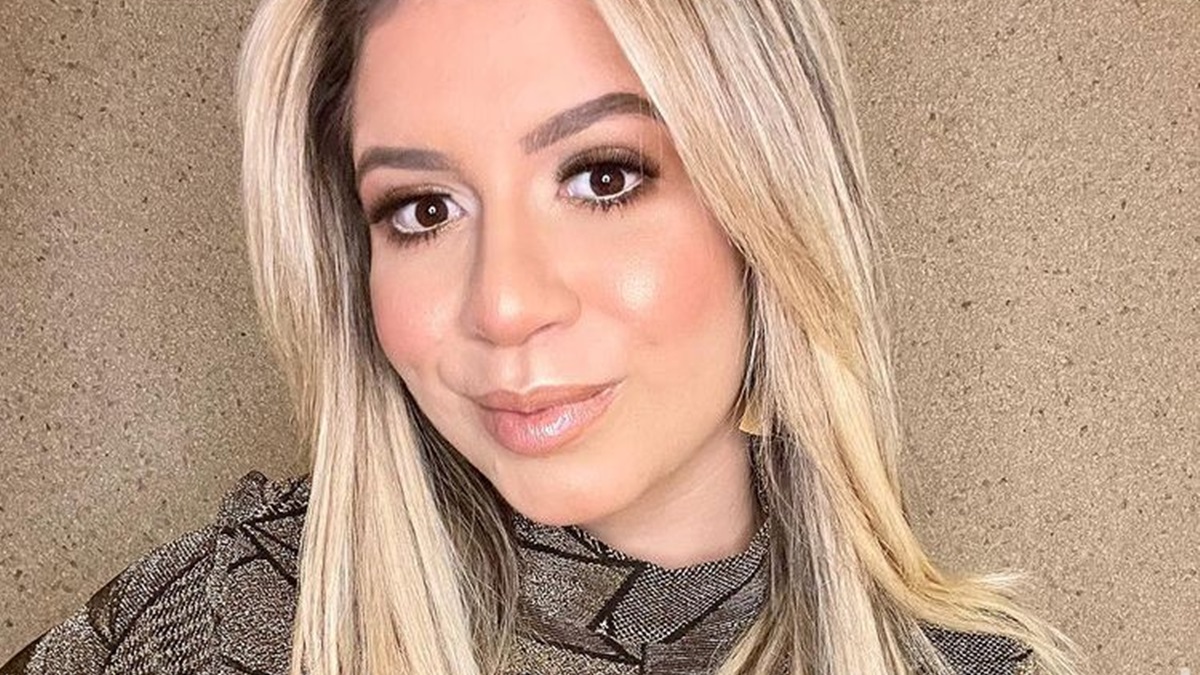 A morte repentina da cantora e compositora Marília Mendonça, de 26 anos, deixou o Brasil em luto nesta sexta-feira (5). Ela e outras quatro pessoas sofreram um acidente de avião, no interior de Minas Gerais, e vieram a óbito. Famosos compartilharam, através das suas redes sociais, fotos e textos em homenagem a cantora. -Famosos lamentam morte da cantora Marília Mendonça