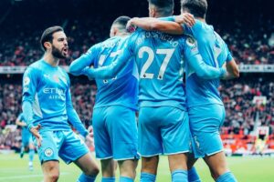 Jogadores do Manchester City comemoram gol contra o United