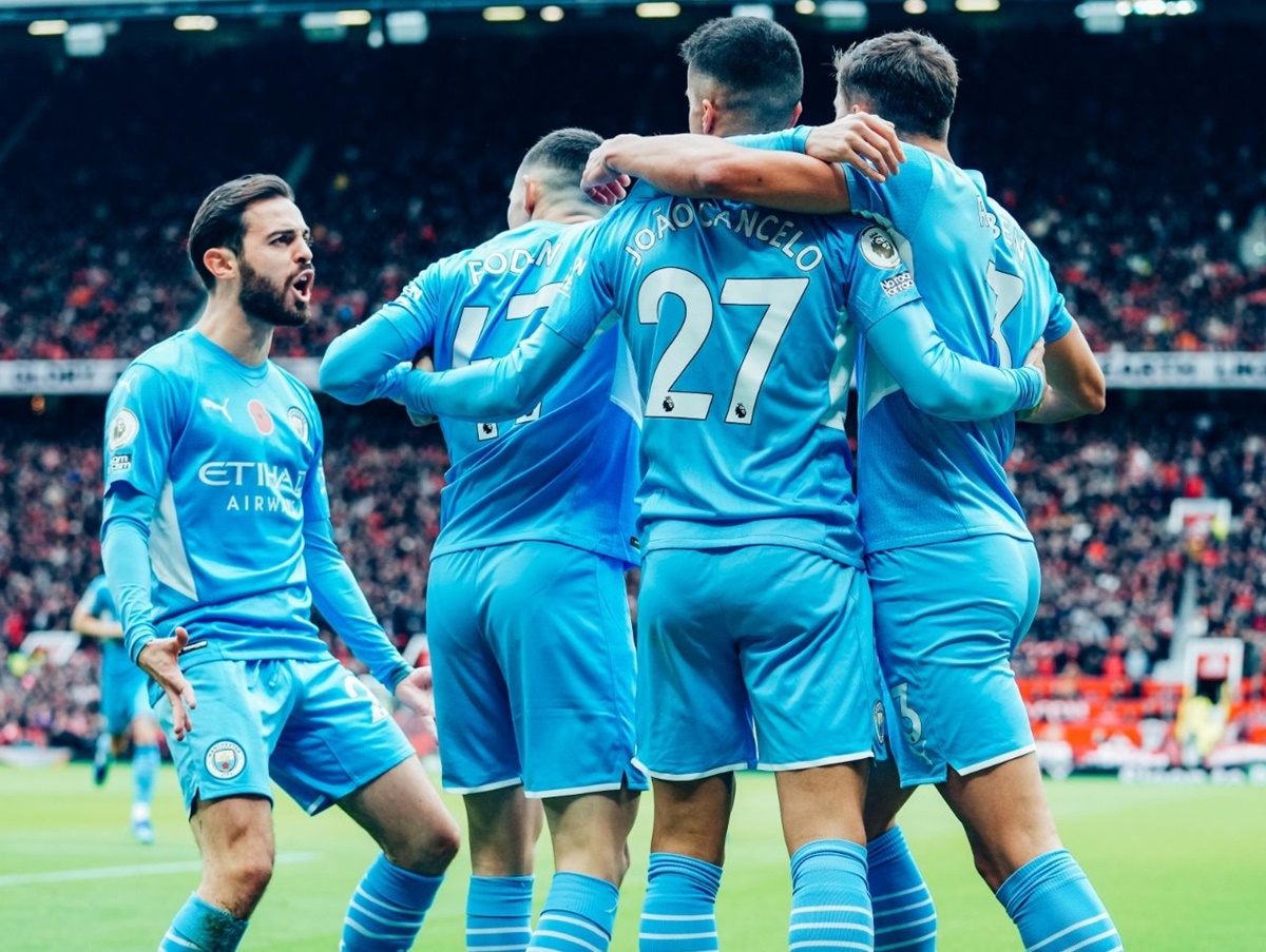 Jogadores do Manchester City comemoram gol contra o United