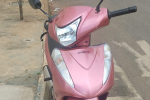 Acidente entre moto e carro deixa uma mulher ferida, em Catalão