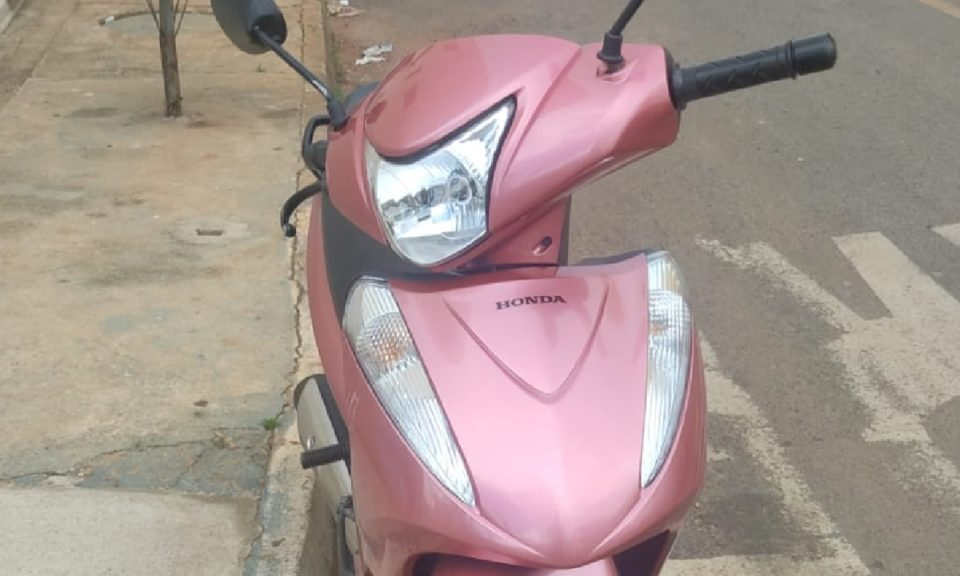 Acidente entre moto e carro deixa uma mulher ferida, em Catalão