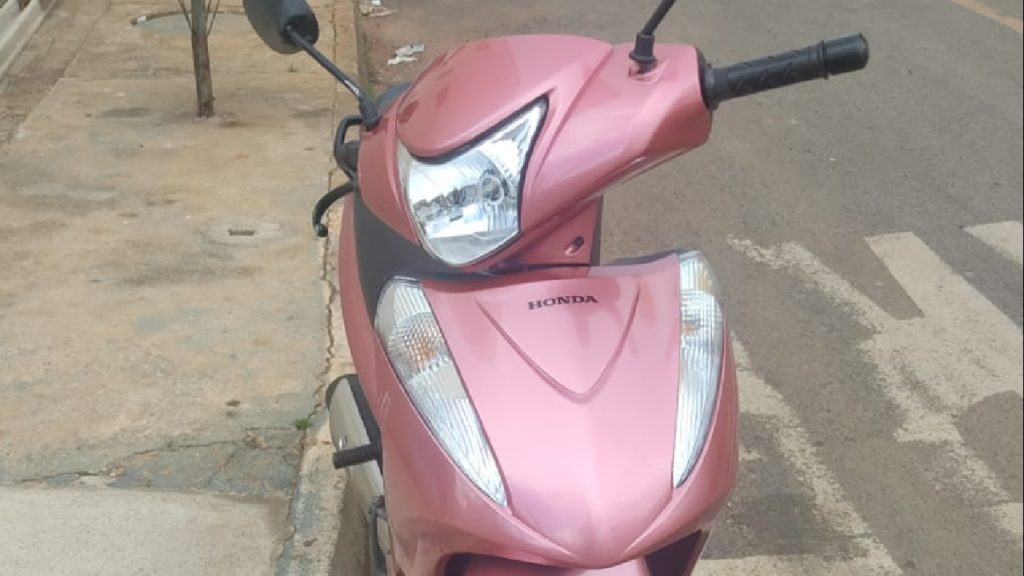 Acidente entre moto e carro deixa uma mulher ferida, em Catalão