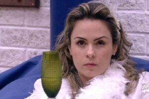 Ana Paula Renault SBT "Não sou paga para isso", teria dito a ex-BBB em uma das brigas. Ana Paula Renault é demitida do SBT após barracos e estrelismo