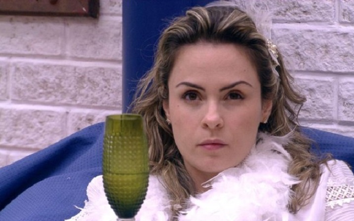 Ana Paula Renault SBT "Não sou paga para isso", teria dito a ex-BBB em uma das brigas. Ana Paula Renault é demitida do SBT após barracos e estrelismo