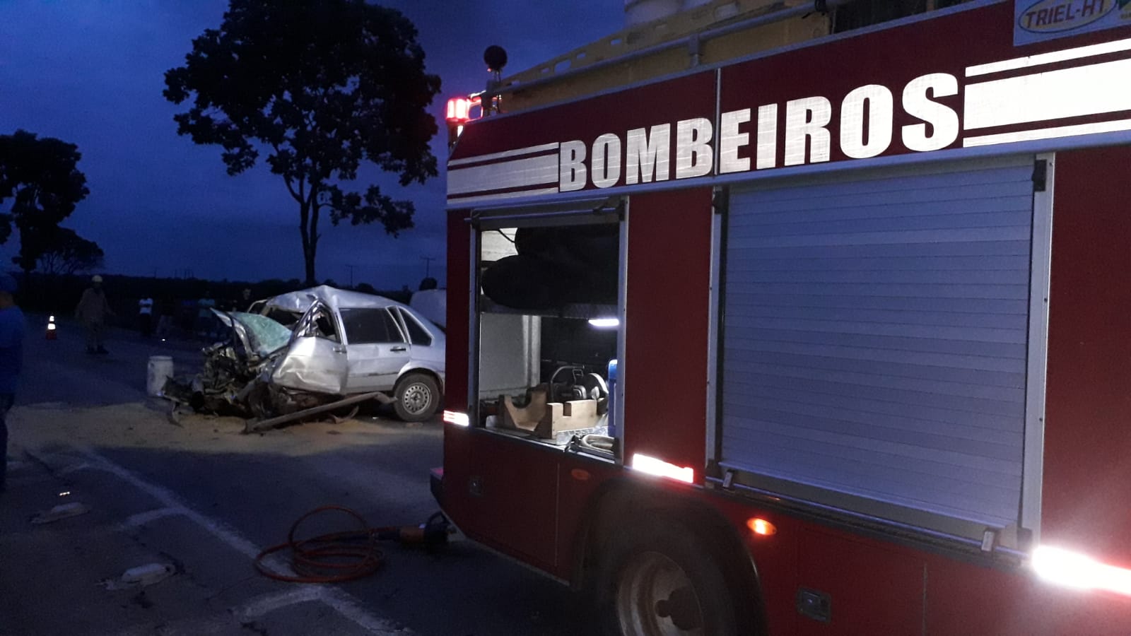 Pai e filho morrem após carro capotar em Nova Glória (Foto: Corpo de Bombeiros)