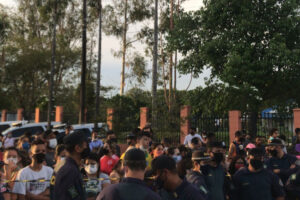 Fãs fazem presença em cemitério, mesmo com sepultamento reservado à família de Marília