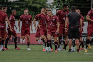 Jogadores do Atlético-GO durante treino