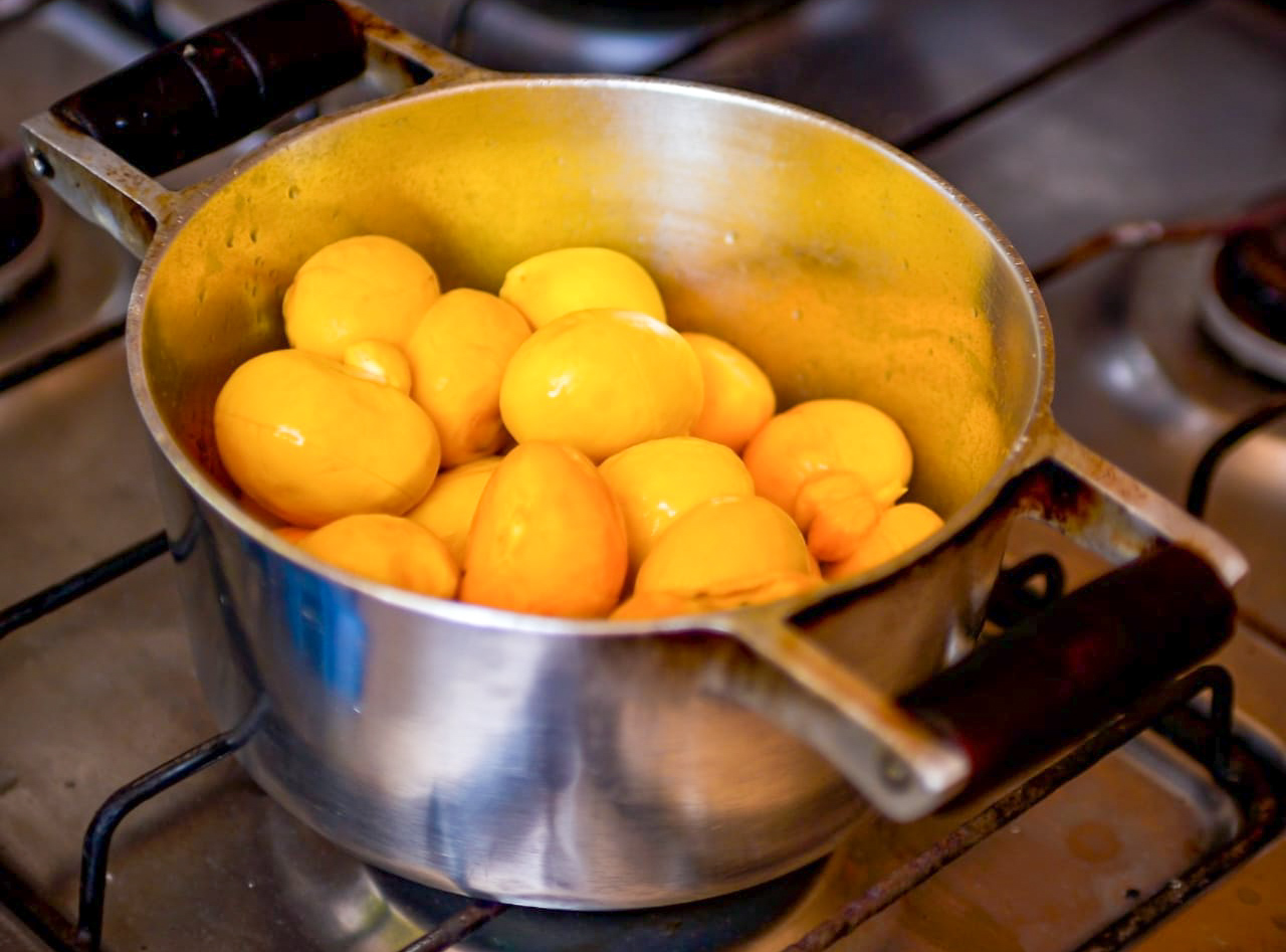 pequis descascados na panela 