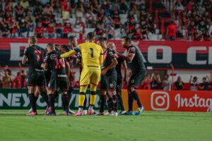 Jogadores do Atlético-GO reunidos no meio do gramado