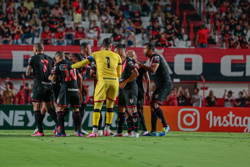 Jogadores do Atlético-GO reunidos no meio do gramado