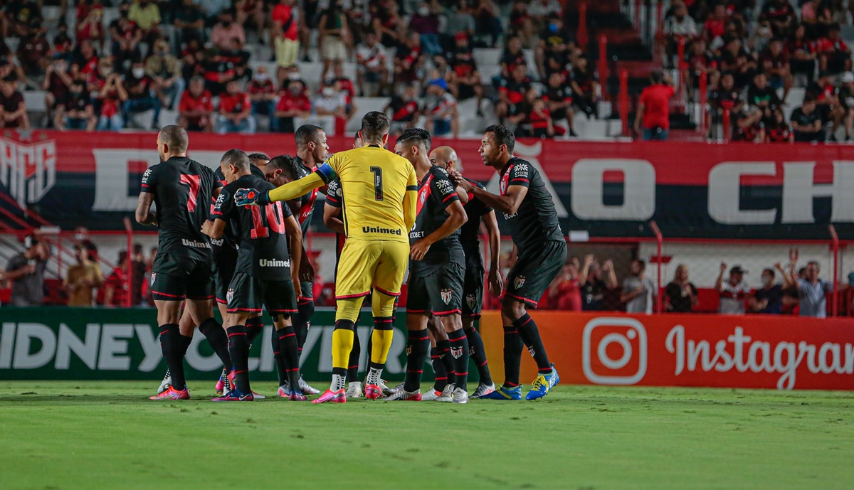 Jogadores do Atlético-GO reunidos no meio do gramado