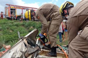 Capotamento deixa uma pessoa morta na zona rural de São Miguel do Araguaia (Foto: CBMGO - Divulgação)