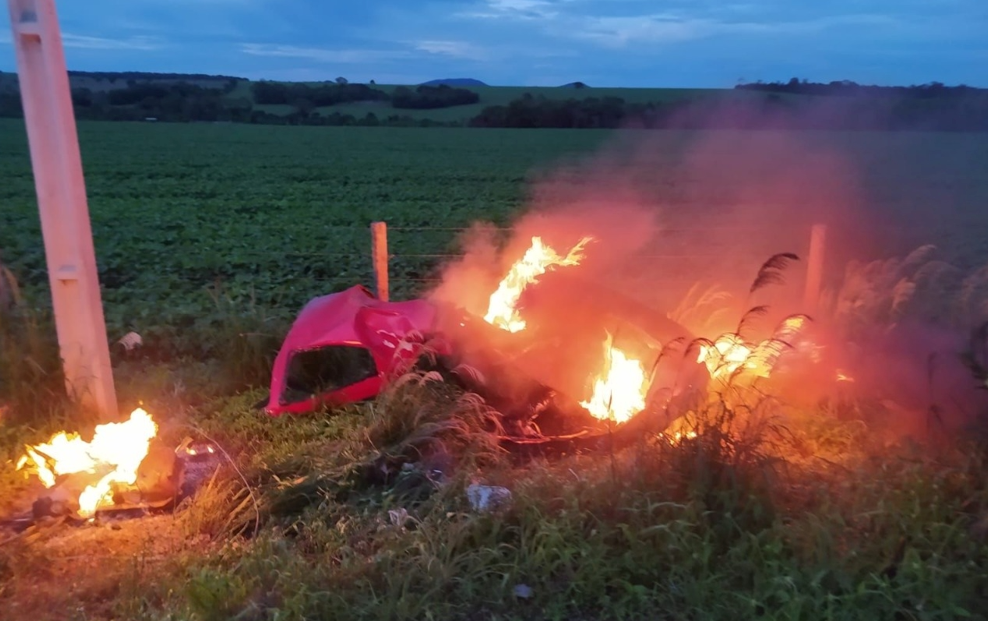 Carro é partido ao meio em colisão na GO-060, em Turvânia. Veículo ainda pegou fogo após o impacto (Foto: leitor/Mais Goiás)