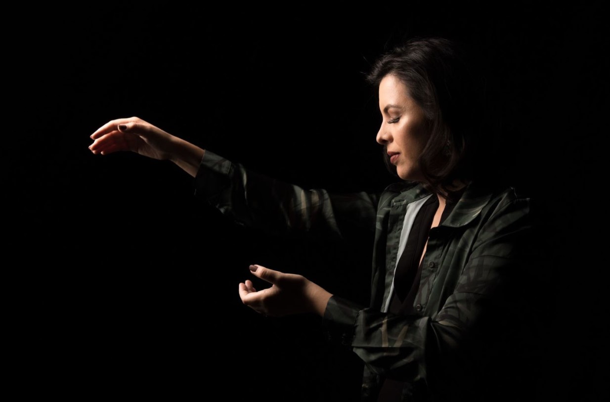 Orquestra Filarmônia de Goiânia se apresenta no Teatro Goiânia, na foto, a maestrina Mariana Menezes 