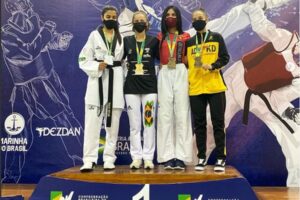 Valéria Rodrigues (preto) levou o ouro na categoria adulto feminino até 46 kg