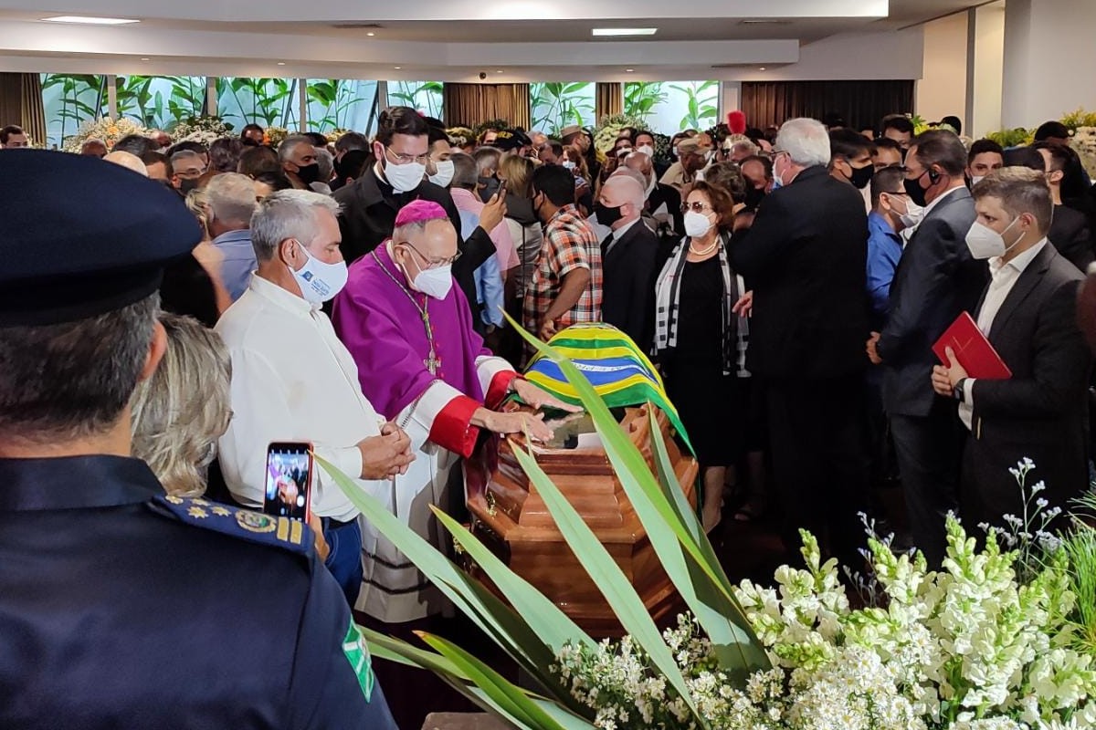 Arcebispo de Goiânia e pastor realizam culto no velório de Iris (Foto: Marco Monteiro)