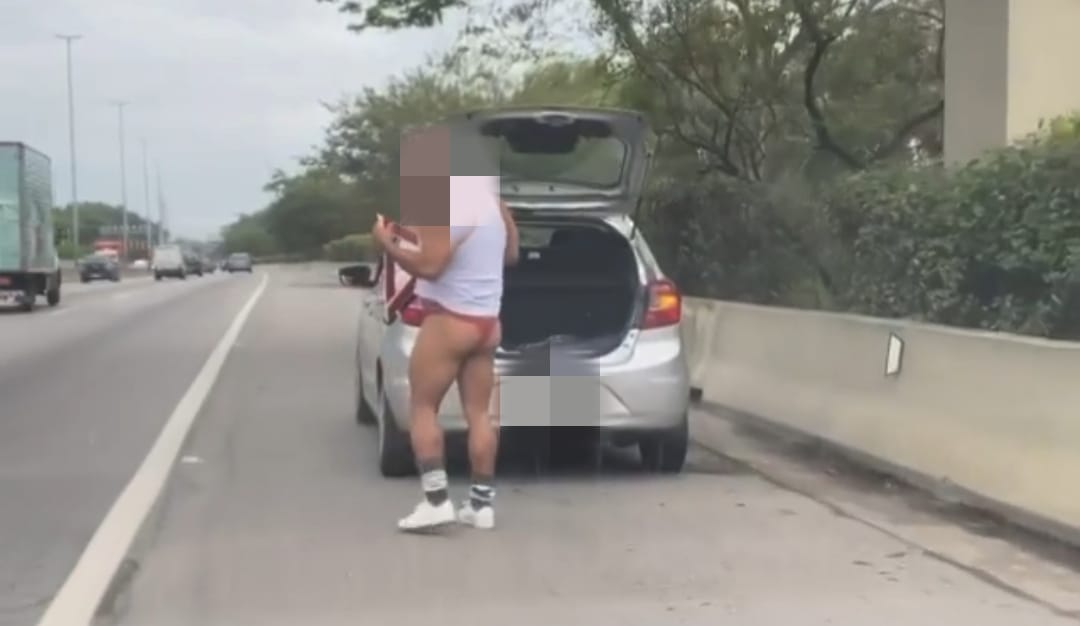Homem usando calcinha para pedir ajuda na Linha Amarela, no Rio