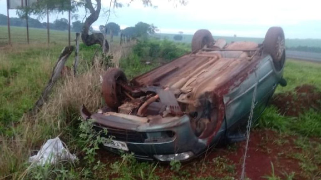 Capotamento deixa mulher ferida entre Pires do Rio e Palmelo (Foto: Divulgação - PMGO)
