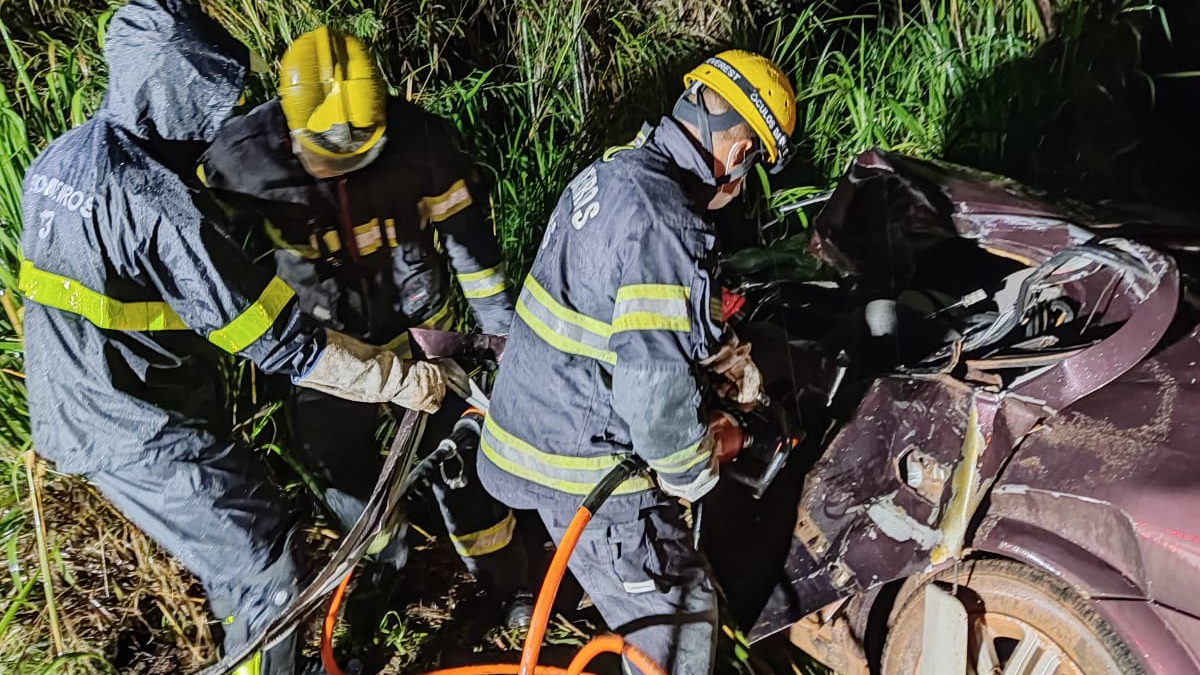 Motorista de carro bate contra caminhão e morre na hora na BR-020, em Formosa