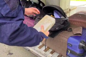 Passageiro de ônibus é preso com pasta base de cocaína na mala na BR-153, em Morrinhos