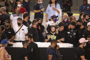 Multidão se aglomera próximo a caixão de Marília Mendonça