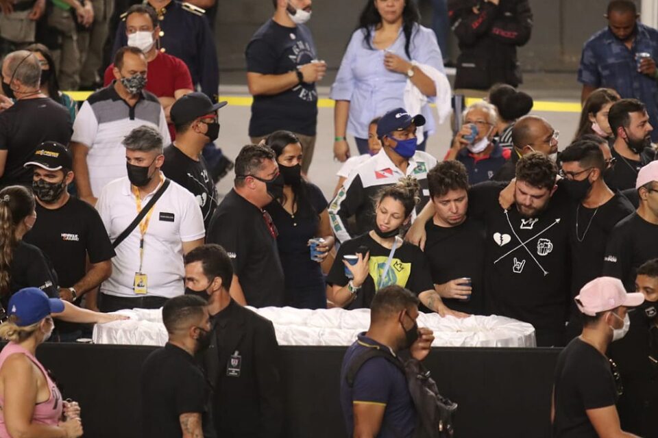 Multidão se aglomera próximo a caixão de Marília Mendonça