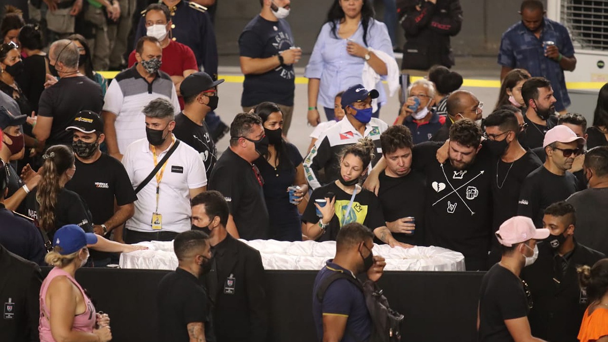 Multidão se aglomera próximo a caixão de Marília Mendonça
