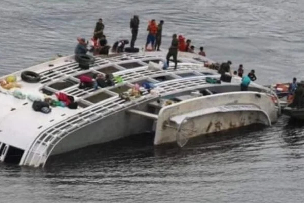 Embarcação bate em pedra e afunda no Amazonas