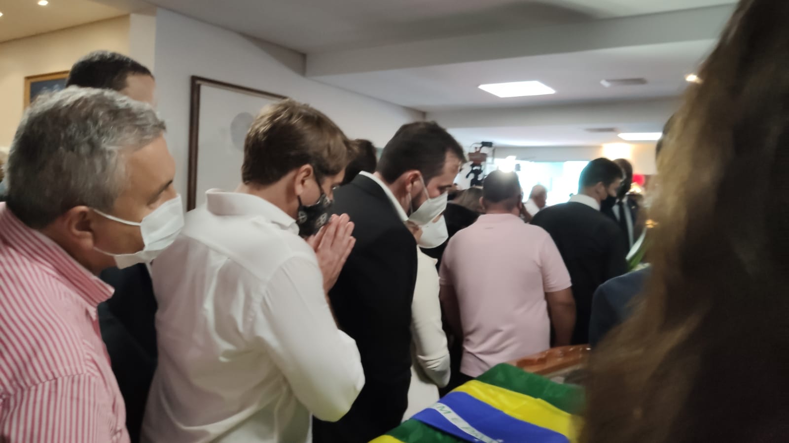 Arcebispo de Goiânia e pastor realizam culto no velório de Iris (Foto: Marco Monteiro)
