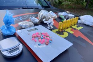 Entorpecentes foram apreendidos após abordagem no bairro Santo Antônio (Foto: Divulgação/CPE Anápolis)