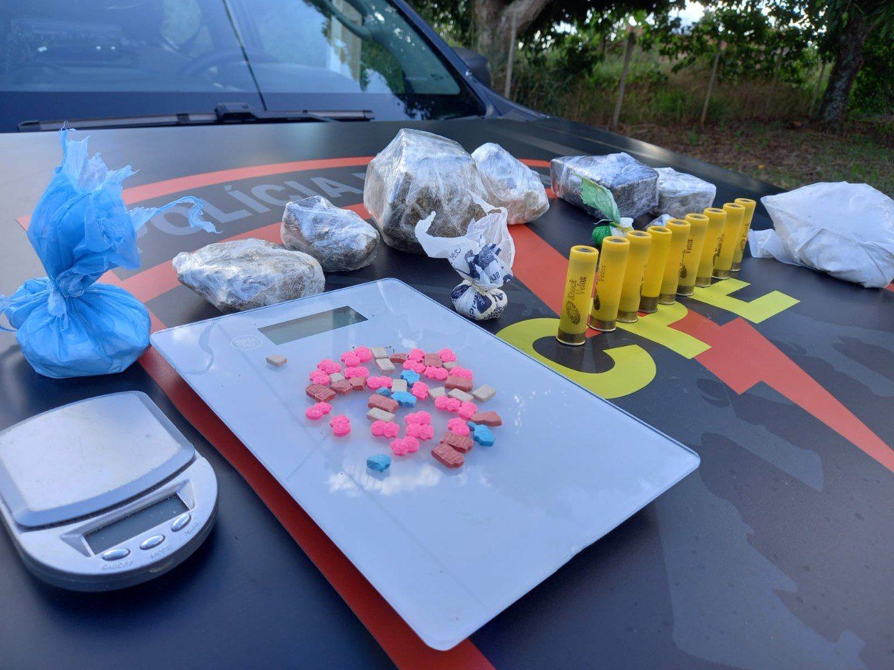 Entorpecentes foram apreendidos após abordagem no bairro Santo Antônio (Foto: Divulgação/CPE Anápolis)