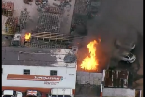 Uma igreja também teve danos causados pelo fogo. Incêndio em depósito de gás destrói carros e derrete caixas d'água: vídeo