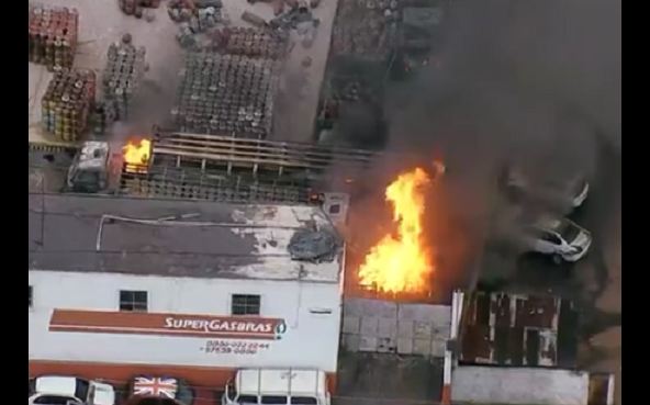 Uma igreja também teve danos causados pelo fogo. Incêndio em depósito de gás destrói carros e derrete caixas d'água: vídeo