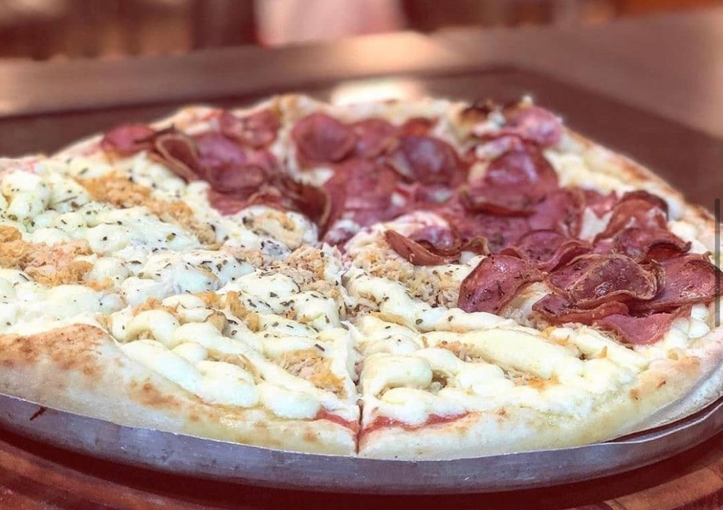 Pizza de calabresa e frango com catupiry 