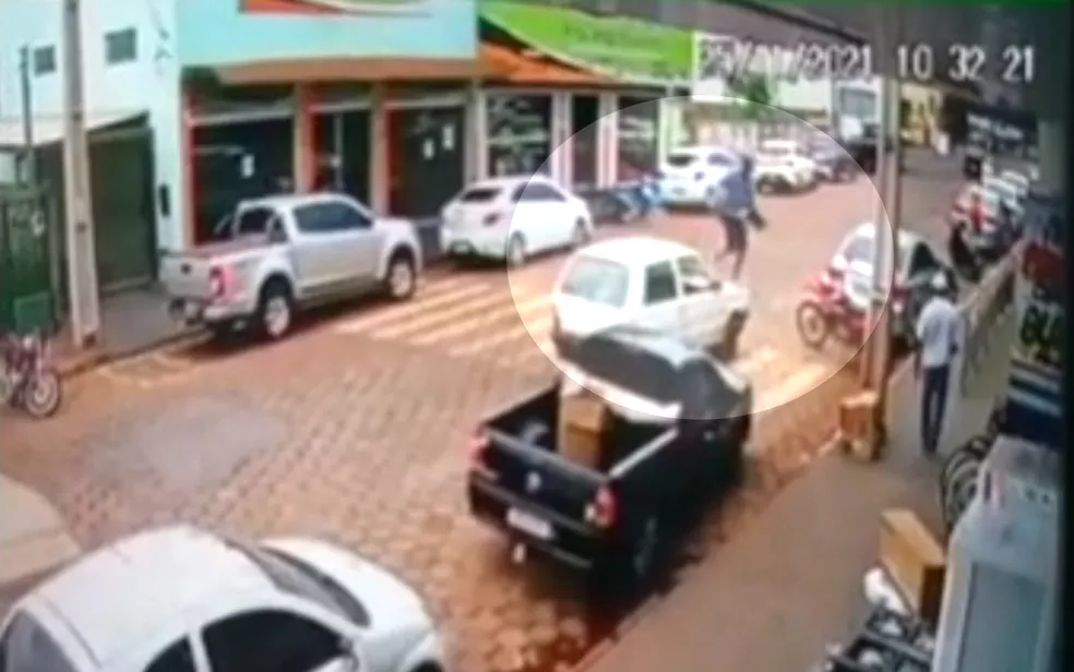 Pedestre passa por cima do capô de carro que parou na faixa de pedestre em Caçu