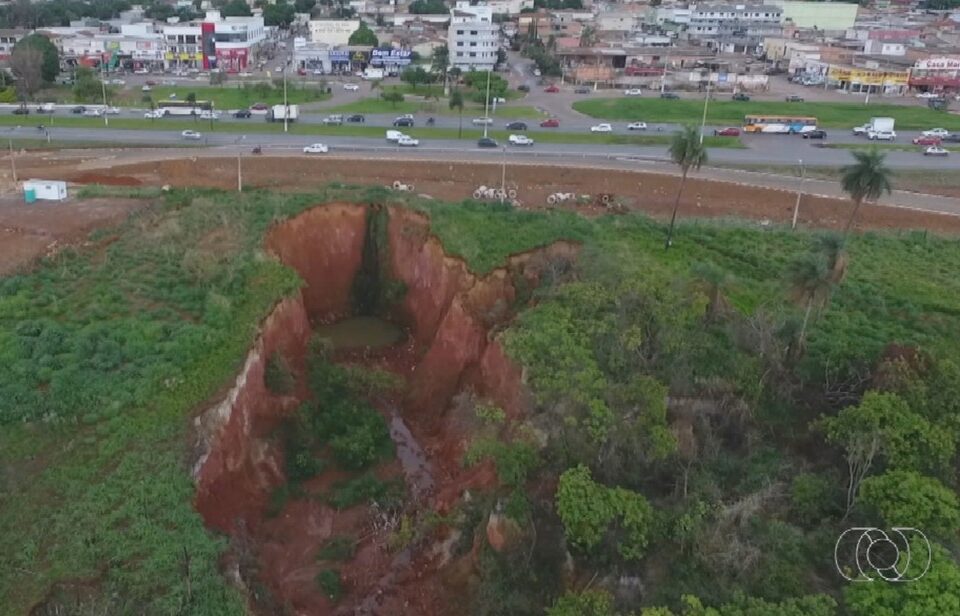 Em Valparaíso de Goiás, cratera gigante "engole" região próxima a rodovia